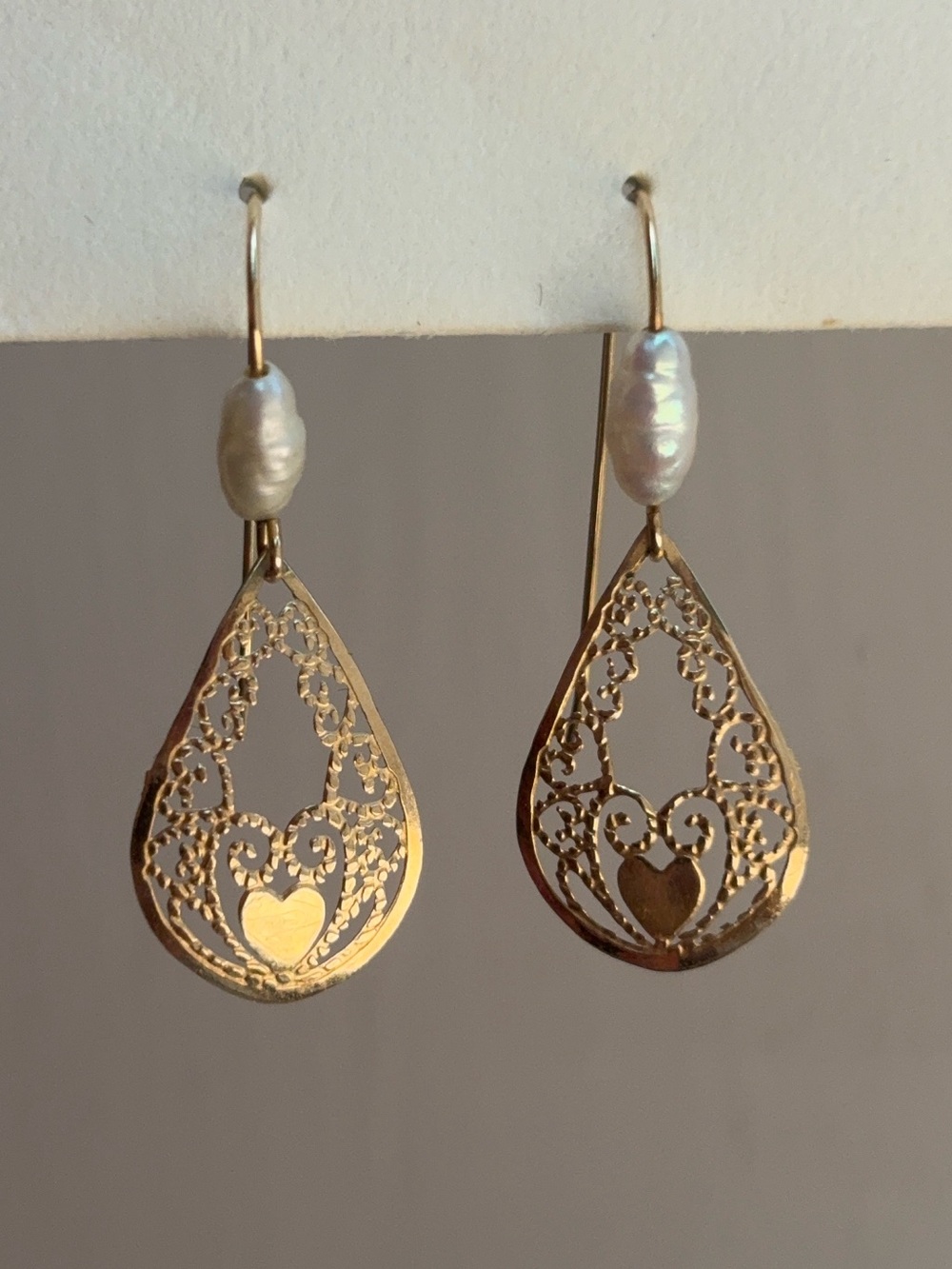 14k Gold Vintage Rice Pearl Filigree Heart Dangle Hook Earrings - Picture 4 of 7
